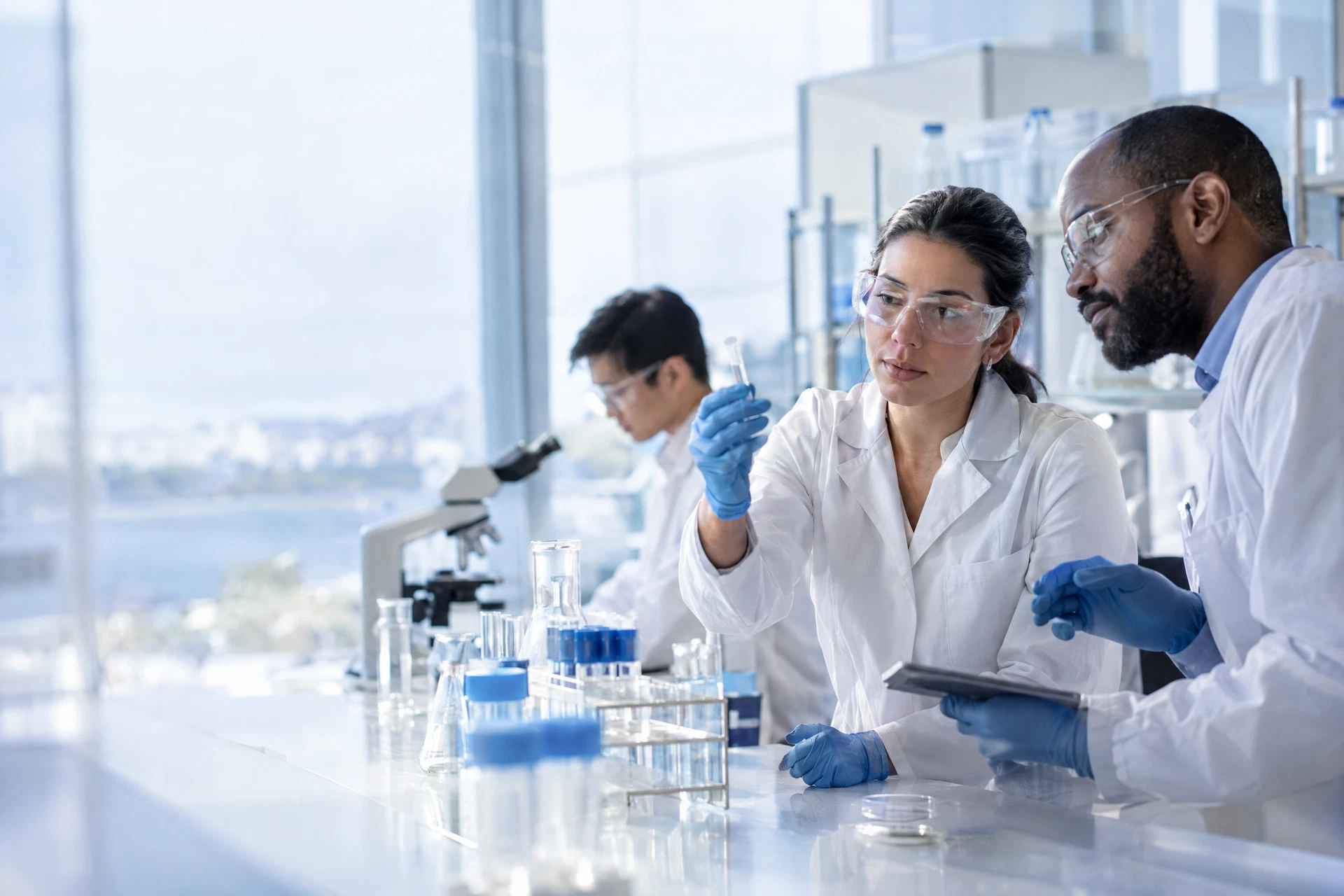 Equipo de investigación trabaja en un laboratorio de ciencias de la salud